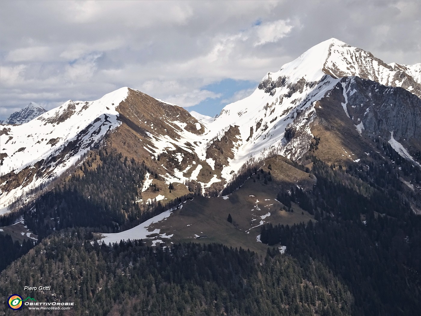 76 Dal Montu splendido zoom verso la Val Terzera con Siltri a sx e Cavallo a dx.JPG